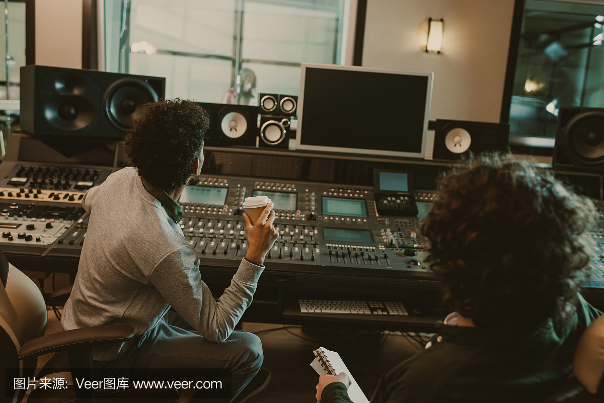 聲音制作人在錄音棚看空白顯示器的背影